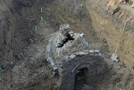 河南郑州常庄水库发现汉代古墓-郑州暴雨后冲出一座汉代古墓